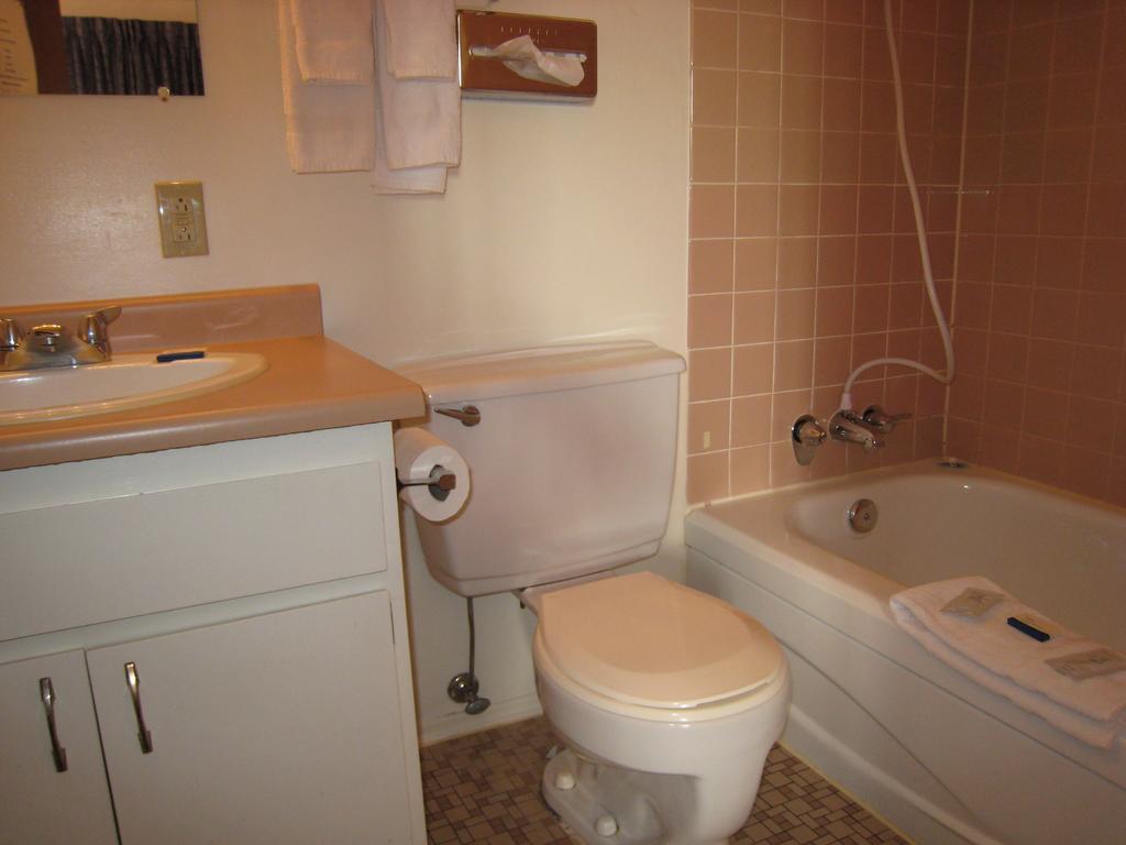 Falcon Nest Motel Duncan Room photo